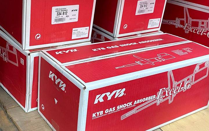 Cajas de amortiguadores KYB en inventario